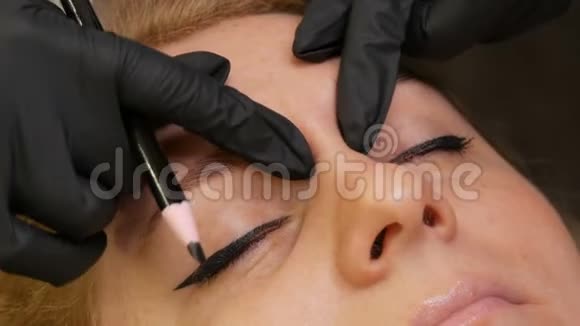 美容师给他的病人修眉用特殊铅笔标出眉毛的轮廓视频的预览图