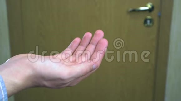 男人小心地用湿擦消毒双手以防冠状病毒视频的预览图