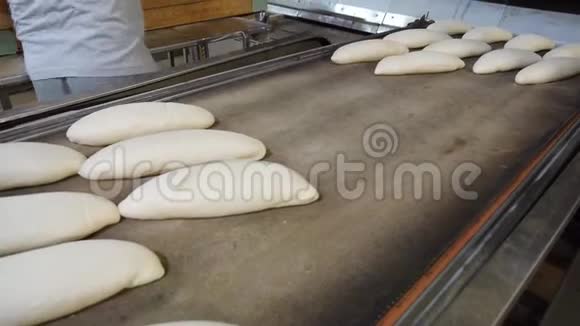 在面包店里做一条面包烘焙行业生产线上的面包袋视频的预览图