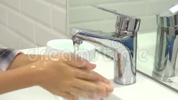 儿童洗手在浴室女孩使用肥皂和水儿童保健车视频的预览图