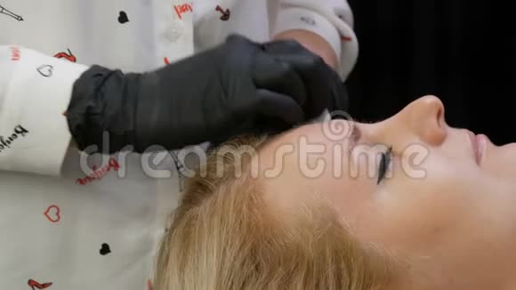 美容师给他的病人修眉手术前用专用酒精擦拭皮肤视频的预览图