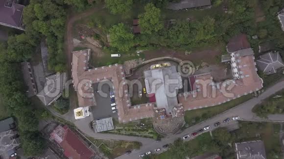 无人驾驶飞机飞越布查的瓦西林修道院视频的预览图