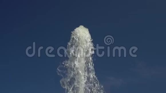 一架喷泉喷射机升起视频的预览图