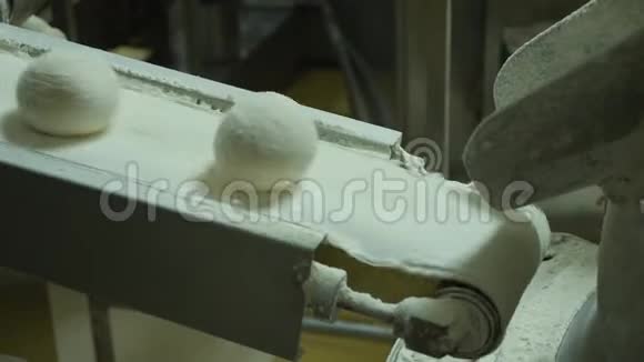 在面包店里做面包烘焙行业生产线上的面包袋视频的预览图