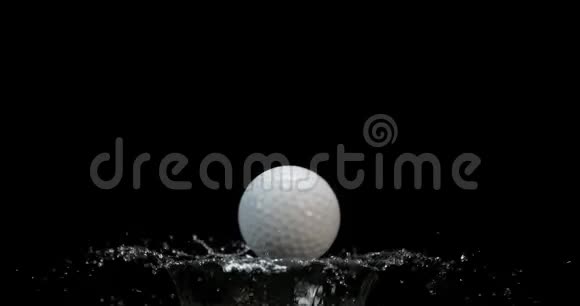 高尔夫球落水黑背景视频的预览图