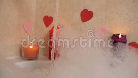 放松洗澡躺在泡沫浴浪漫的晚上情人节美容护理休闲和保健概念视频的预览图