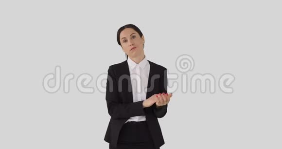 令人不安的女商人拍着白色的手视频的预览图