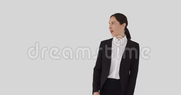 惊讶的女商人指着白色背景视频的预览图