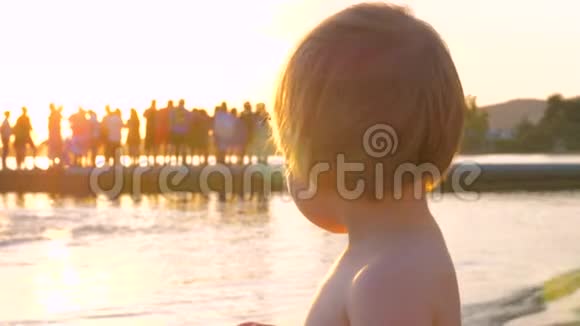 面部表情快乐的童年站在海边的漂亮孩子特别的一瞥12至24个月的女童视频的预览图