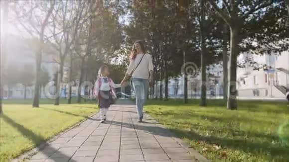 母亲和穿制服的小女儿早上去上学斯特迪卡姆视频的预览图