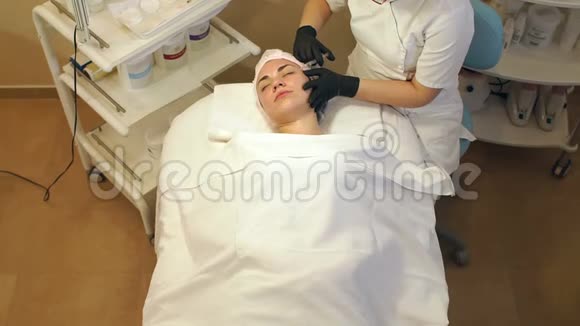 美容师在女人脸上注射特写生物转化视频的预览图