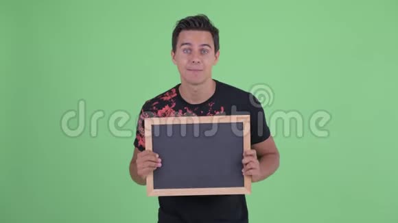 快乐的年轻帅哥拿着黑板得到好消息视频的预览图
