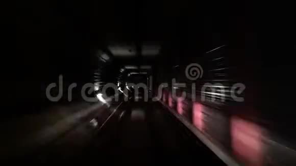 在现代化城市的隧道里乘坐快速地下列车视频的预览图