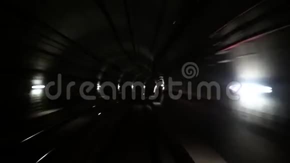 在现代化城市的隧道里乘坐快速地下列车视频的预览图