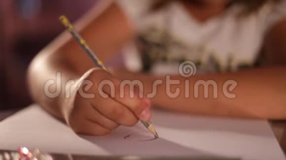 孩子的手在纸上画一支铅笔视频的预览图