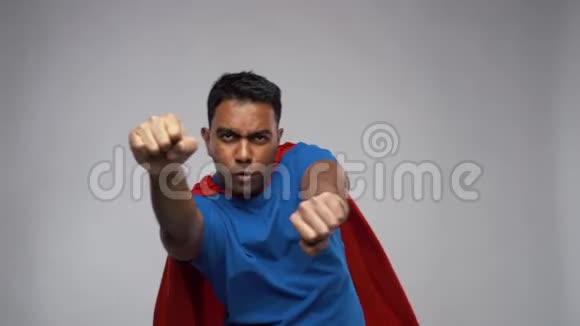 印度男子超级英雄披风飞过灰色视频的预览图