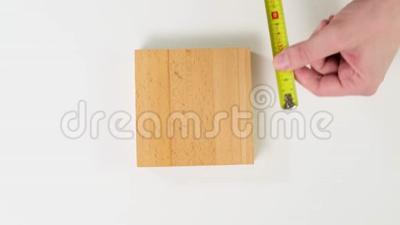 在白色背景上用胶带测量木材物体快关门视频的预览图