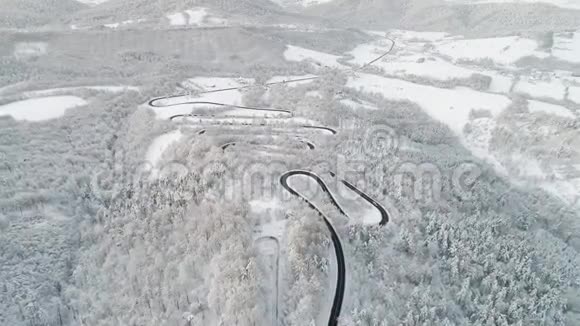 空中拍摄的蜿蜒的道路在一个令人惊叹的冬季风景视频的预览图