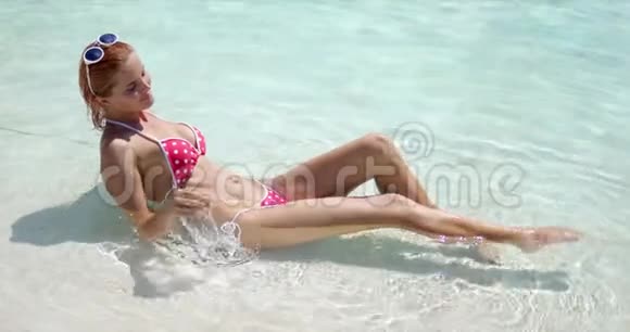 乐观的女性躺在海水中视频的预览图