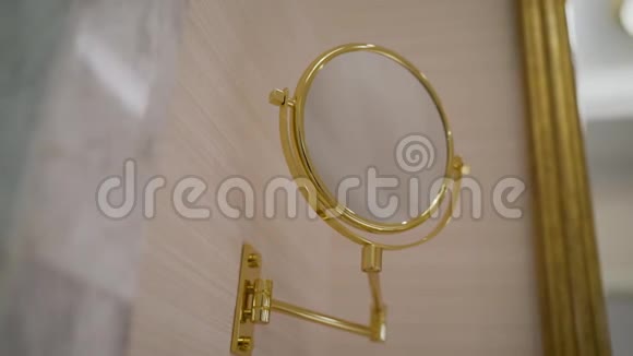 新卫生间配花纹壁纸闪耀地板圆镜配装饰金框和黑盆一个圆的金色的视频的预览图