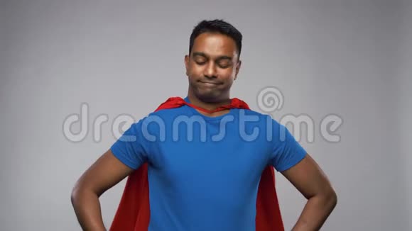 穿着超级英雄斗篷打电话给智能手机的印度男人视频的预览图
