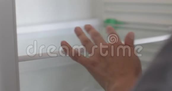 女性的手在冰箱里清洁视频的预览图