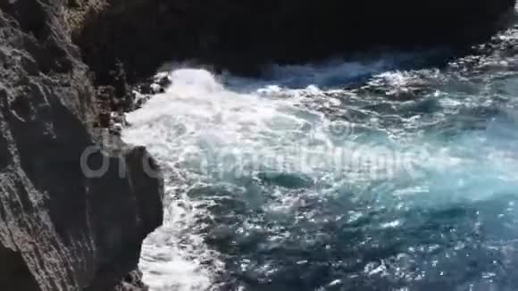 在印度尼西亚巴厘岛的努沙佩尼达岛的破滩上天使的Billabong壮观的自然岩石和悬崖景观视频的预览图
