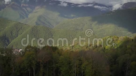 酒店背景是美丽的山脉索契的山脉高尔基是索契的一个城市视频的预览图
