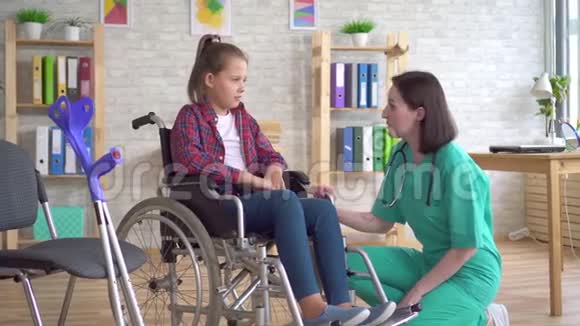 坐轮椅受伤的少女在接待医生时视频的预览图
