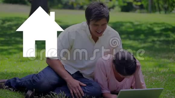 户外快乐情侣和蓝房子图标视频的预览图