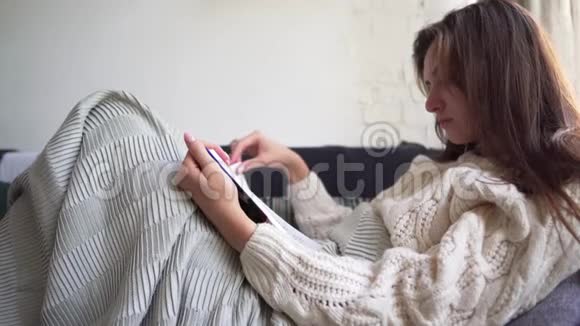学习期间一个可爱的年轻女人看书打哈欠翻页视频的预览图