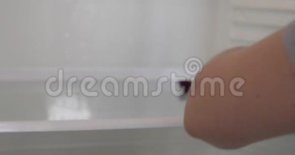 女人把食物从冰箱里拿出来打扫视频的预览图