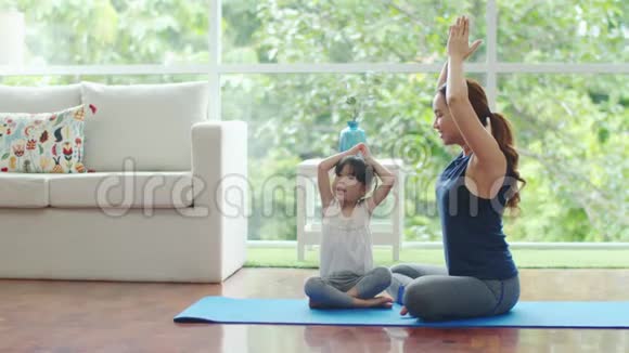 年轻的母亲在教瑜伽时为女儿鼓掌视频的预览图