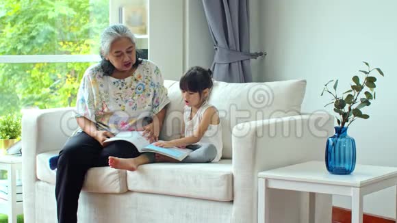有小孙女的老年女性读书视频的预览图