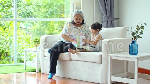 有小孙女的老年女性读书视频的预览图