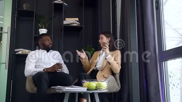 欢乐多种族的男女办公室经理在休息时间在特别指定的地点喝咖啡视频的预览图
