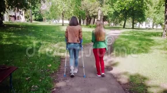 健康的女人和断腿的朋友一起散步视频的预览图
