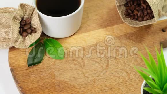 咖啡豆掉落在木板上快关门视频的预览图