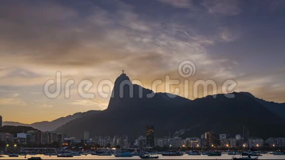 巴西黄昏时里约热内卢美丽的全景Corcovado视频的预览图
