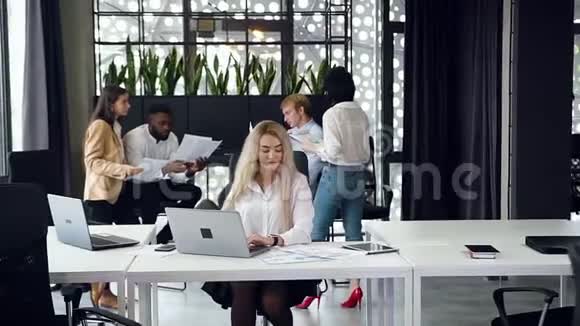 30岁漂亮的女性办公室职员坐在工作场所在工作场所使用电脑时动作缓慢视频的预览图