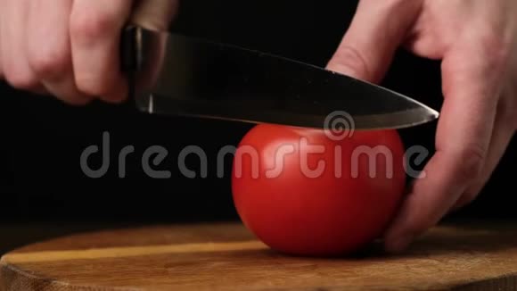 将新鲜番茄切成块黑色背景快关门视频的预览图