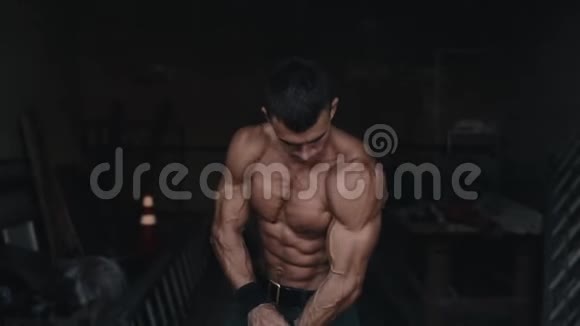 一位男性健美运动员展示他肌肉发达的手臂视频的预览图