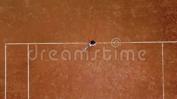 小女孩网球运动员在网球场上用网拍击球小女孩打网球视频的预览图