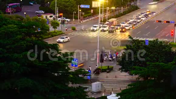 亚洲城市道路穿越高楼日夜通行的延时录像视频的预览图