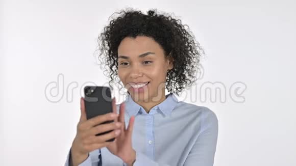 非洲年轻女性在办公室使用智能手机的肖像视频的预览图