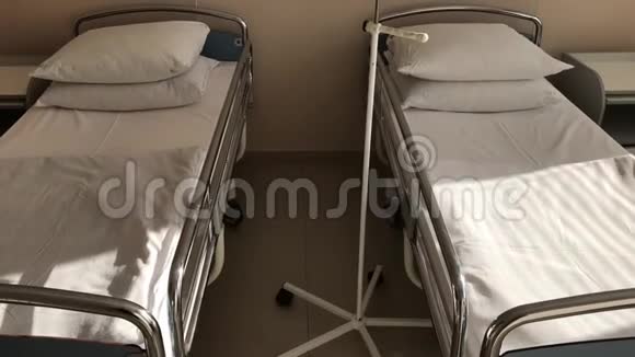为俄罗斯的疫情做准备有准备的空床的病房视频的预览图