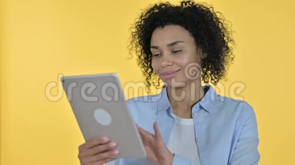 勤劳的非洲休闲妇女使用平板电脑的肖像视频的预览图