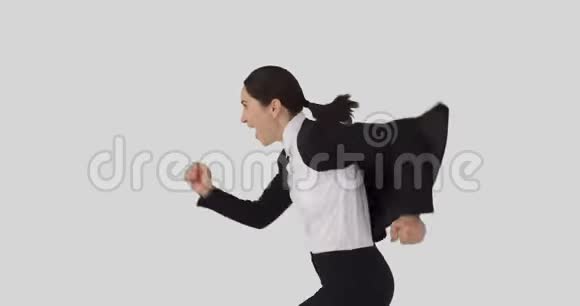 兴奋的女商人跑过白色背景视频的预览图