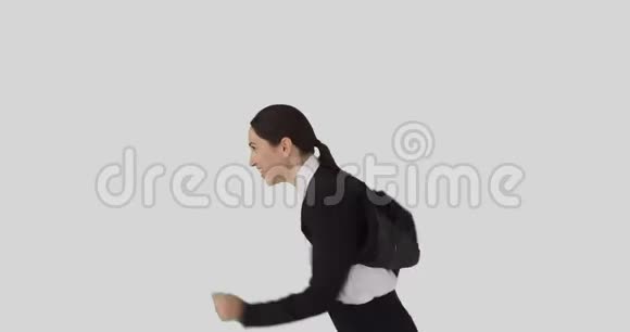 兴奋的女商人跑过白色背景视频的预览图