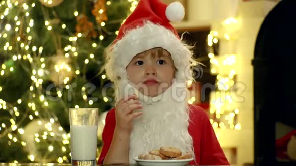 圣诞老人在平安夜拿一块饼干作为送礼物的感谢礼物你的圣诞贺卡肖像视频的预览图